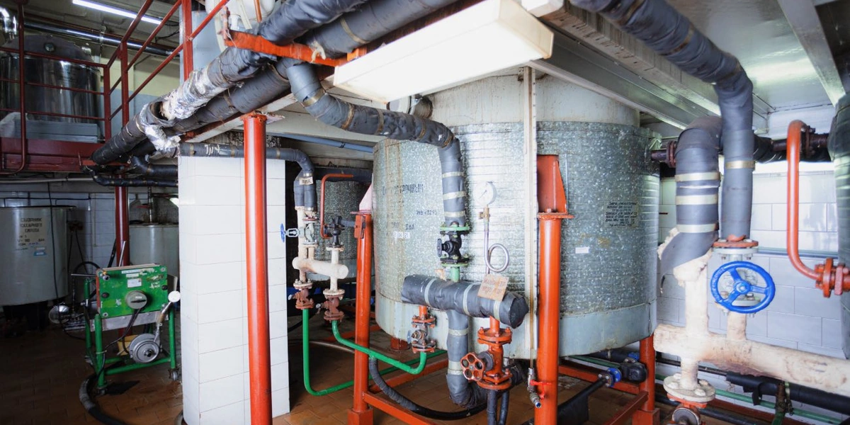 В сироповарочном цехе в&nbsp;больших котлах происходит варка смеси всех ингредиентов — экстрактов, настоев, воды и&nbsp;сахара. Полученный купажный сироп охлаждают, фильтруют и&nbsp;передают на&nbsp;линию розлива