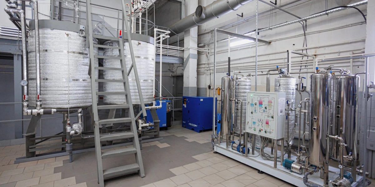 Вода на&nbsp;производство поступает через собственные артезианские скважины. Она проходит процедуру дополнительной очистки, после&nbsp;чего подаётся на&nbsp;газацию, а затем на&nbsp;розлив