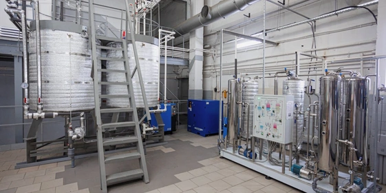 Вода на&nbsp;производство поступает через собственные артезианские скважины. Она проходит процедуру дополнительной очистки, после&nbsp;чего подаётся на&nbsp;газацию, а затем на&nbsp;розлив