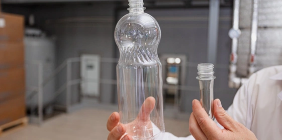  Из&nbsp;такой маленькой преформы (справа) выдувается бутылка объёмом 1 литр (слева) 