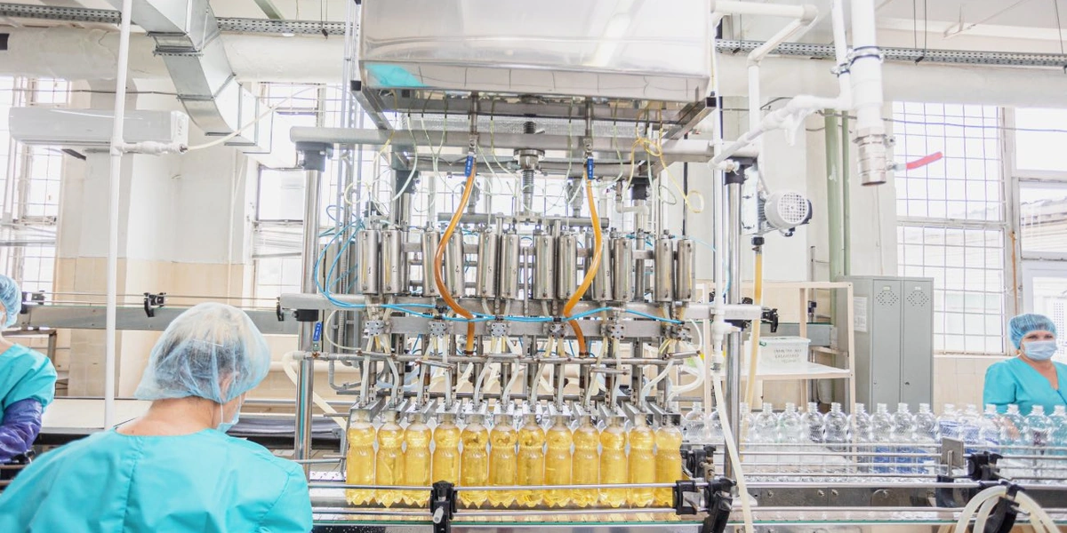 На автомате розлива смешиваются купажный сироп и&nbsp;газированная вода