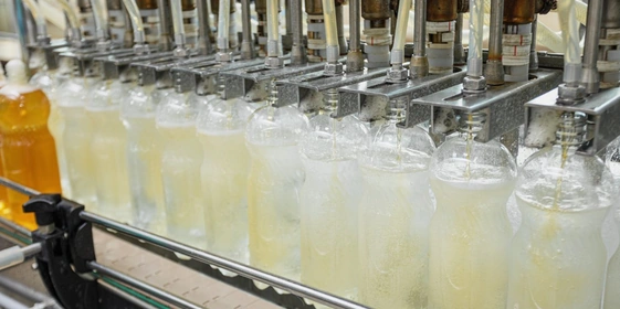 В бутылки до&nbsp;определённого уровня наливается вода