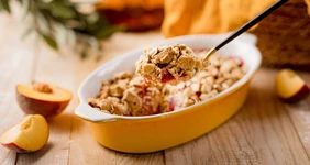 Крамбл с&nbsp;персиками