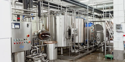 Смесь для&nbsp;фруктового льда варится в&nbsp;танках, куда добавляются фруктово-ягодные соки, пюре и&nbsp;другие ингредиенты. Масса охлаждается и&nbsp;отправляется в&nbsp;резервуар для&nbsp;созревания. Все процессы происходят в&nbsp;закрытом потоке