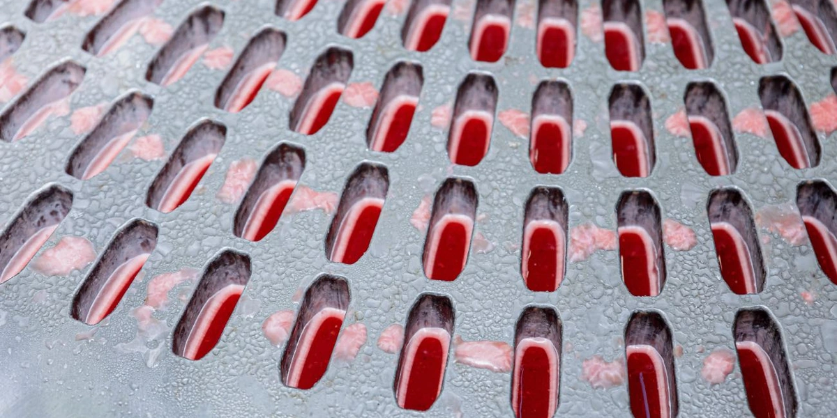 В формочки наливается смесь, её подмораживают, затем внутрь&nbsp;помещают жидкий центр, снова подмораживают, вкладывают берёзовую палочку, подмораживают