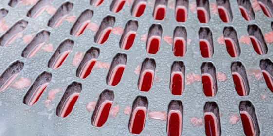 В формочки наливается смесь, её подмораживают, затем внутрь&nbsp;помещают жидкий центр, снова подмораживают, вкладывают берёзовую палочку, подмораживают