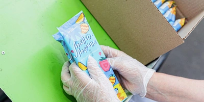 Упакованный десерт укладывается в&nbsp;коробки и&nbsp;передаётся в&nbsp;холодильную камеру до&nbsp;отгрузки в&nbsp;магазины