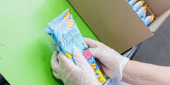 Упакованный десерт укладывается в&nbsp;коробки и&nbsp;передаётся в&nbsp;холодильную камеру до&nbsp;отгрузки в&nbsp;магазины