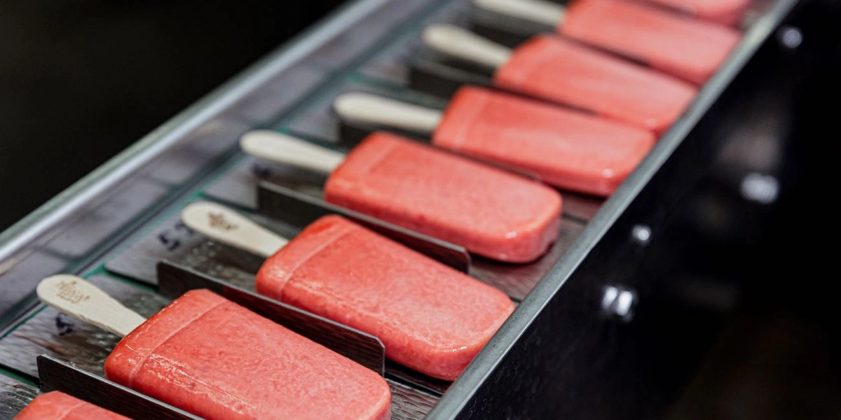 В час на&nbsp;производстве выпускают порядка&nbsp;1700 штук натурального фруктового льда