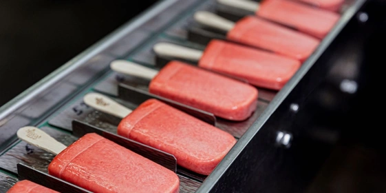 В час на&nbsp;производстве выпускают порядка&nbsp;1700 штук натурального фруктового льда