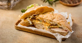 Бутерброд с&nbsp;ветчиной и&nbsp;омлетом