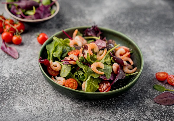 Рецепт «Салат с&nbsp;креветками и&nbsp;черри»