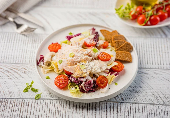 Рецепт «Быстрый салат Цезарь с&nbsp;курицей»