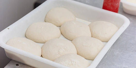 Тесто для&nbsp;римской пиццы — это тесто с&nbsp;длительным брожением. Оно замешивается на&nbsp;пшеничной муке с&nbsp;добавлением оливкового масла