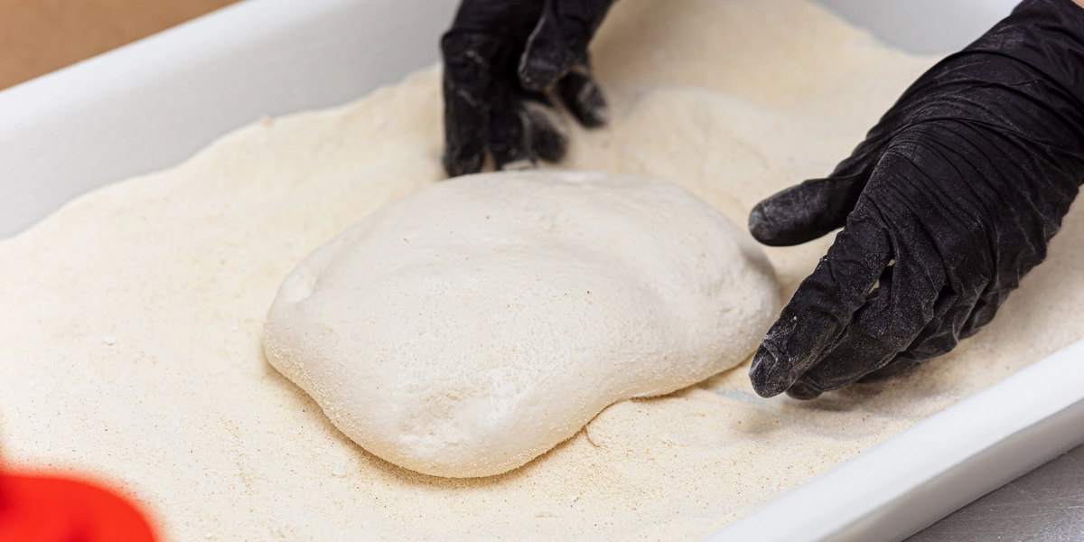 Тесто не раскатывают, а растягивают руками, придавая ему прямоугольную форму. Никакие скалки или автоматические тестораскатки не применяются — в&nbsp;ход идут только руки