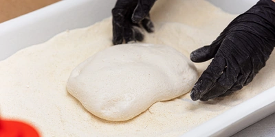 Тесто не раскатывают, а растягивают руками, придавая ему прямоугольную форму. Никакие скалки или автоматические тестораскатки не применяются — в&nbsp;ход идут только руки