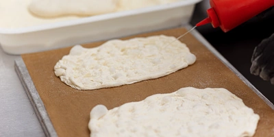 Для более яркого вкуса и&nbsp;сочности его сбрызгивают оливковым маслом…