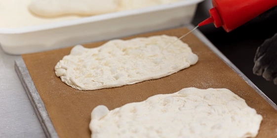 Для более яркого вкуса и&nbsp;сочности его сбрызгивают оливковым маслом…