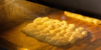 Основу для&nbsp;пиццы достают из&nbsp;печи…