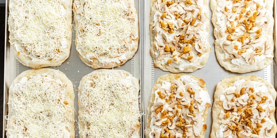 На Хлебозаводе №1 для&nbsp;ВкусВилла производят римскую пиццу «Курица Терияки»,  пиццу с&nbsp;курицей и&nbsp;белыми грибами и&nbsp;с&nbsp;тунцом