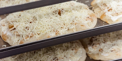 По классической технологии после&nbsp;добавления начинок римская пицца снова выпекается 