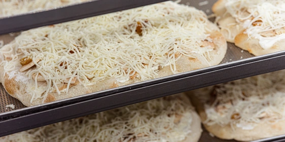 По классической технологии после&nbsp;добавления начинок римская пицца снова выпекается 