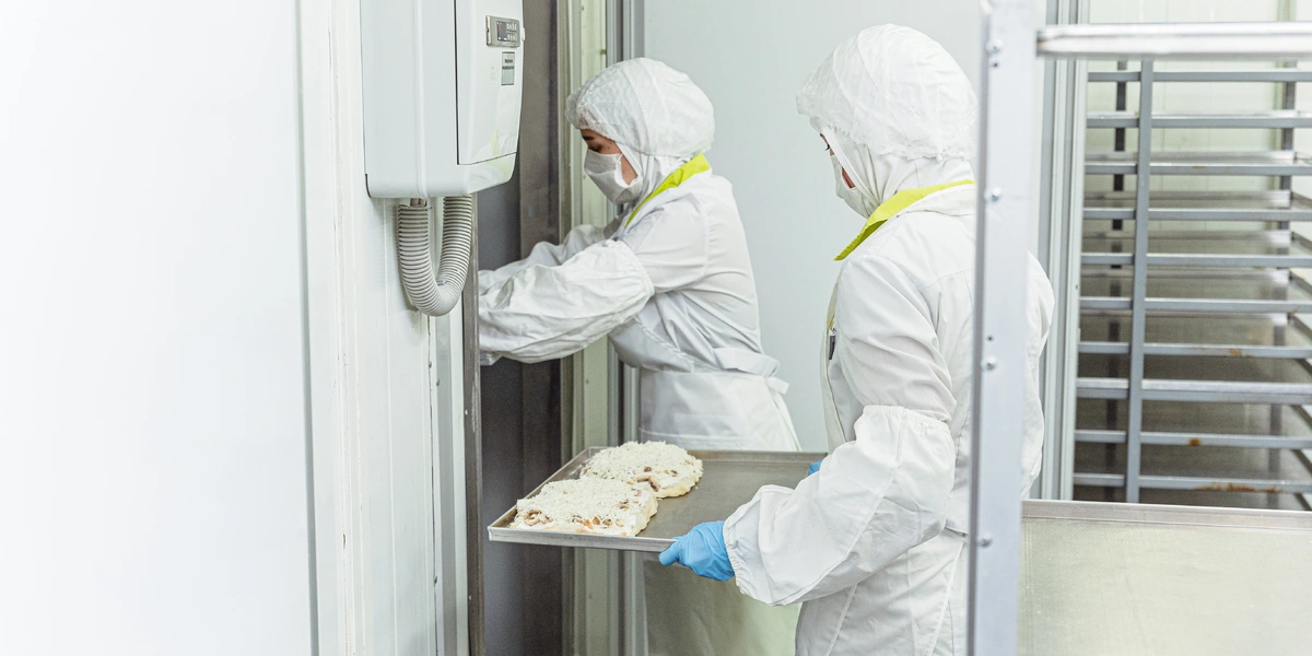 Но для&nbsp;ВкусВилла она замораживается, и&nbsp;этап выпечки как последний штрих остаётся покупателям. Пиццу нужно только слегка разморозить и&nbsp;отправить в&nbsp;духовку на&nbsp;8-12 минут до&nbsp;золотистой корочки