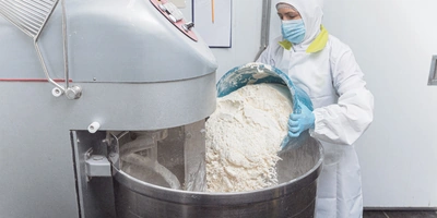 В воду добавляют муку, соль и&nbsp;другие ингредиенты в&nbsp;зависимости от&nbsp;вида теста (дрожжевое или бездрожжевое)