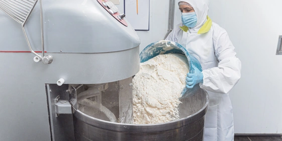 В воду добавляют муку, соль и&nbsp;другие ингредиенты в&nbsp;зависимости от&nbsp;вида теста (дрожжевое или бездрожжевое)