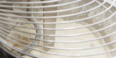 …и замешивают тесто на&nbsp;протяжении 16-18 минут