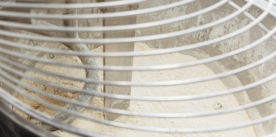 …и замешивают тесто на&nbsp;протяжении 16-18 минут