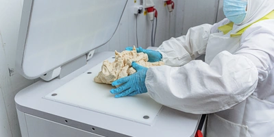 Тесто помещают под&nbsp;пресс… 