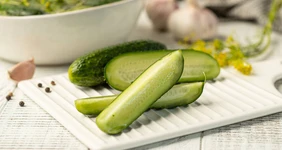 Хрустящие малосольные огурцы холодным способом