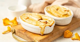 Грибной жюльен из&nbsp;лисичек с&nbsp;камамбером