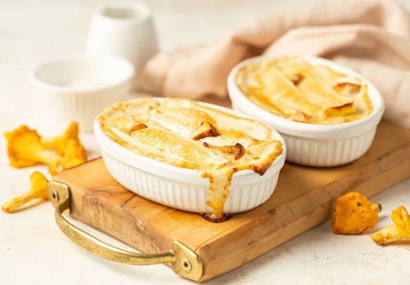 Рецепт «Грибной жюльен из&nbsp;лисичек с&nbsp;камамбером»