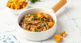 Соба с&nbsp;терияки и&nbsp;лисичками