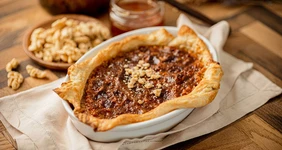 Пирог с&nbsp;грецкими орехами и&nbsp;карамелью