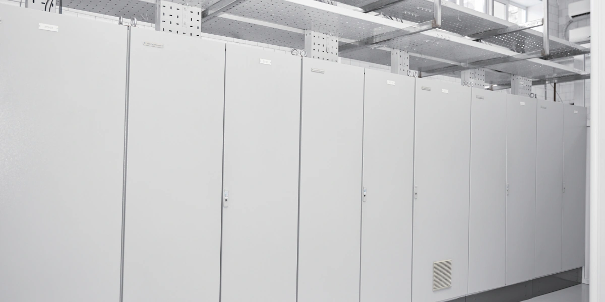 Для работы завода создали собственную уникальную программу. На&nbsp;фото — «мозги» предприятия, шкафы управления системой