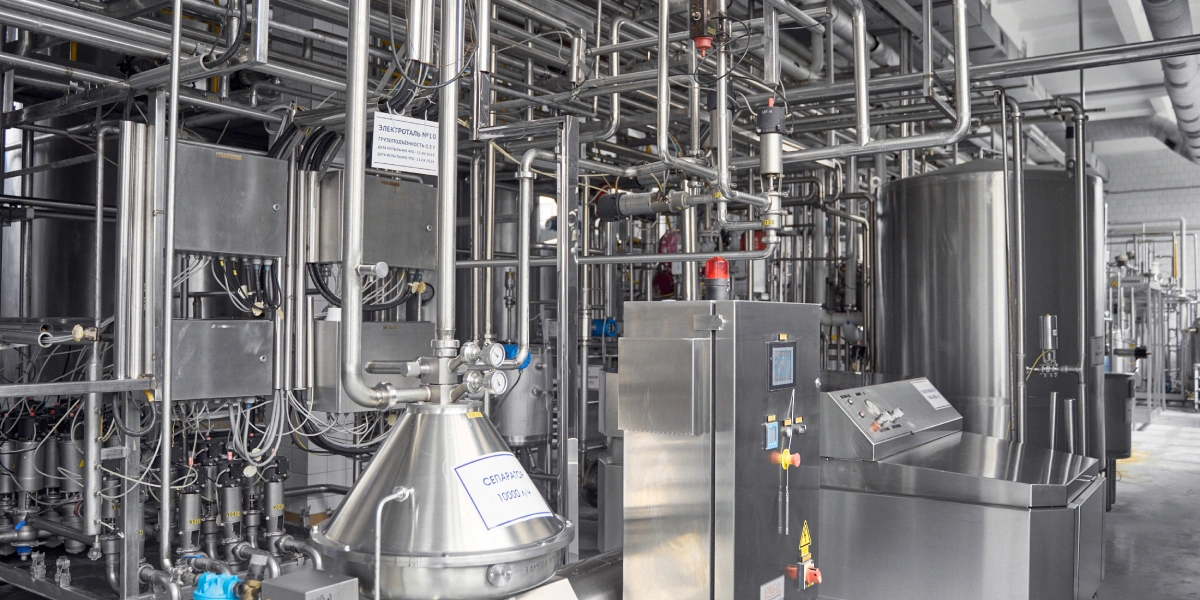 Молоко на&nbsp;производстве вы не увидите нигде: всё оно бежит по&nbsp;трубам