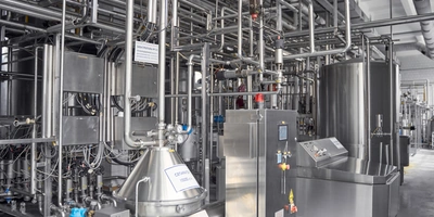 Молоко на&nbsp;производстве вы не увидите нигде: всё оно бежит по&nbsp;трубам