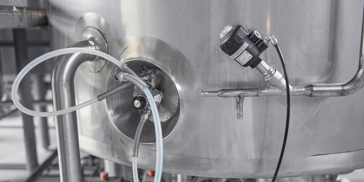 Заглянуть внутрь&nbsp;танка тоже не получится: на&nbsp;предприятии пользуются только специальными пробоотборниками — через кран нужный продукт набирают в&nbsp;стаканчики для&nbsp;последующего анализа