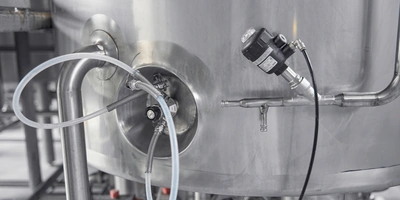 Заглянуть внутрь&nbsp;танка тоже не получится: на&nbsp;предприятии пользуются только специальными пробоотборниками — через кран нужный продукт набирают в&nbsp;стаканчики для&nbsp;последующего анализа