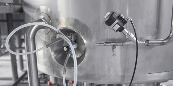 Заглянуть внутрь&nbsp;танка тоже не получится: на&nbsp;предприятии пользуются только специальными пробоотборниками — через кран нужный продукт набирают в&nbsp;стаканчики для&nbsp;последующего анализа