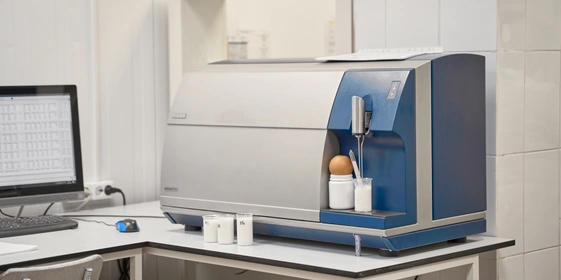 Отбор анализов производится на&nbsp;всех этапах создания продукции. Только после&nbsp;одобрения лаборатории начинается фасовка