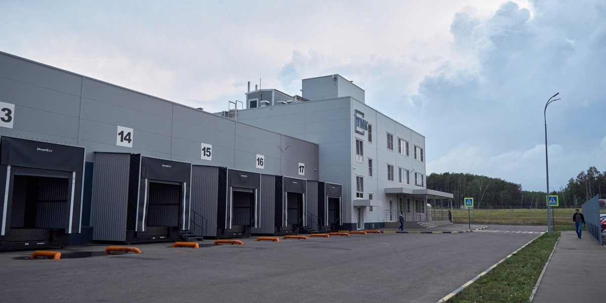 В 15 минутах езды от&nbsp;завода функционирует распределительный центр площадью в&nbsp;6400 квадратных метров