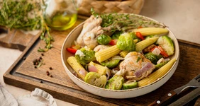 Овощное рагу с&nbsp;курицей, кукурузой и&nbsp;брюссельской капустой