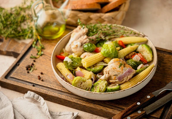 Рецепт «Овощное рагу с&nbsp;курицей, кукурузой и&nbsp;брюссельской капустой»