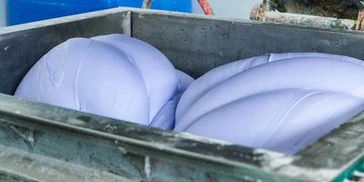 В реакторе на&nbsp;500 литров смешиваются все ингредиенты для&nbsp;лёгкого пластилина, который, как и&nbsp;слаймы, «варится» в&nbsp;специальном оборудовании. Больше напоминает ожившую фигурку талисмана шин Мишлен