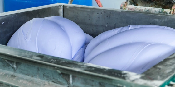 В реакторе на&nbsp;500 литров смешиваются все ингредиенты для&nbsp;лёгкого пластилина, который, как и&nbsp;слаймы, «варится» в&nbsp;специальном оборудовании. Больше напоминает ожившую фигурку талисмана шин Мишлен