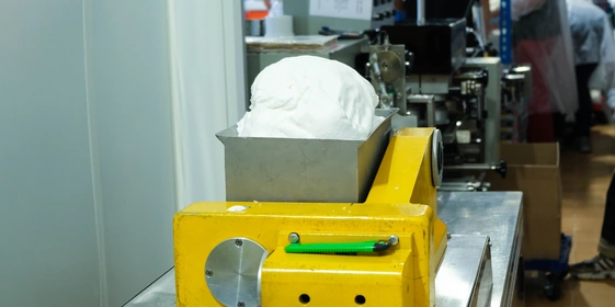 Лёгкий пластилин поступает в&nbsp;экструдер, который формирует «колбаску» заданных в&nbsp;компьютере размеров и&nbsp;толщины